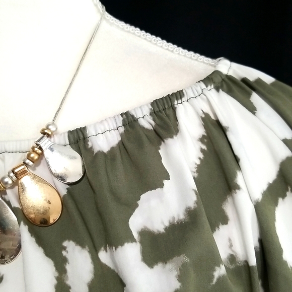 Elizabeth and James Boho Pattern Off Shoulder Top. S - Picture 3 of 13